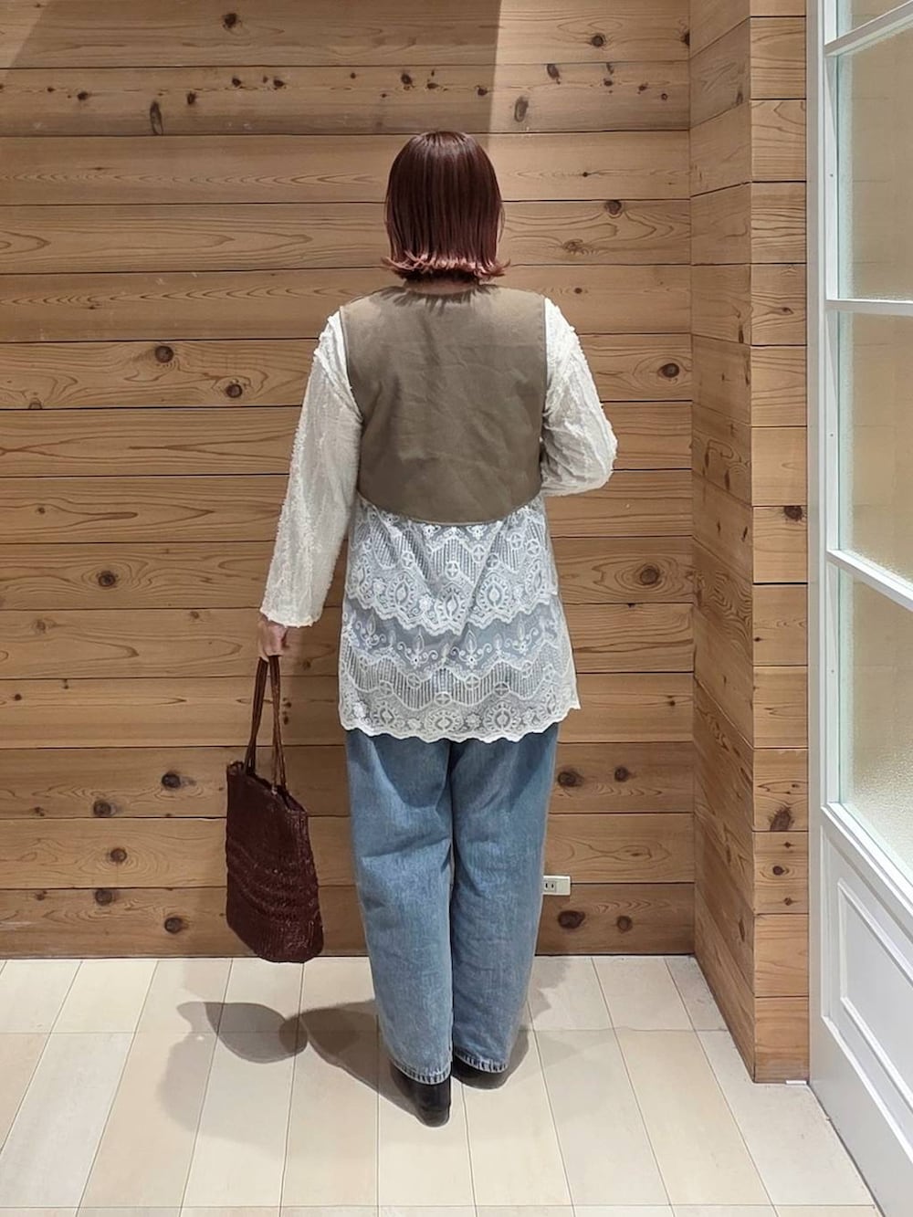 ブラック系のバレエシューズ、ホワイト系のTシャツ/カットソー、ブルー系のデニムパンツを着用したレディースの春コーディネートの3枚目の写真