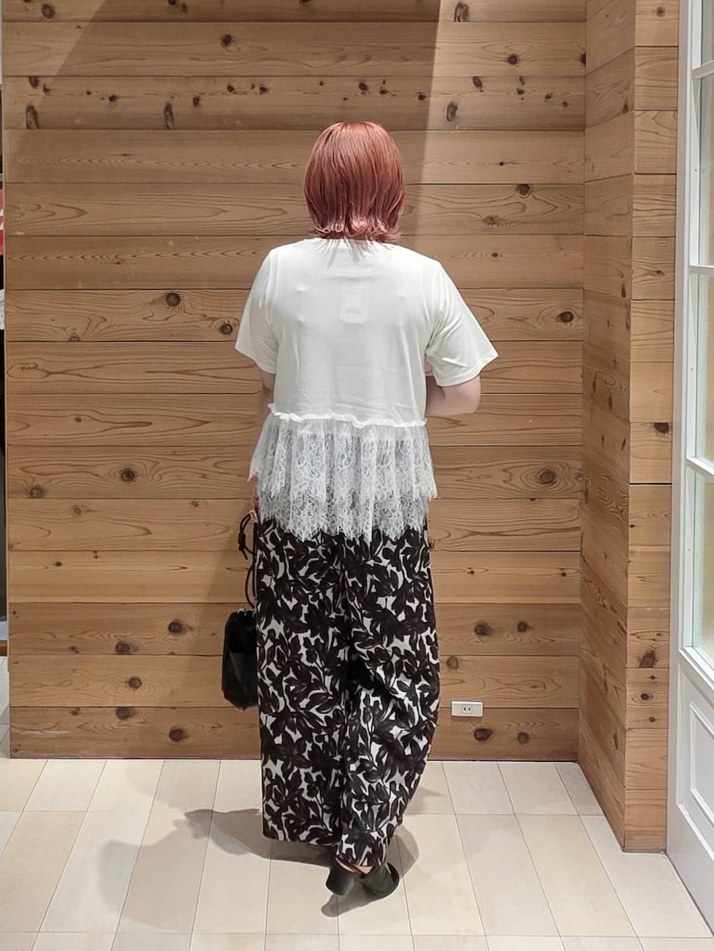 ベージュ系のその他パンツ、ブラック系のボディバッグ/ウエストポーチ、ブラック系のサンダルを着用したレディースの夏コーディネートの3枚目の写真