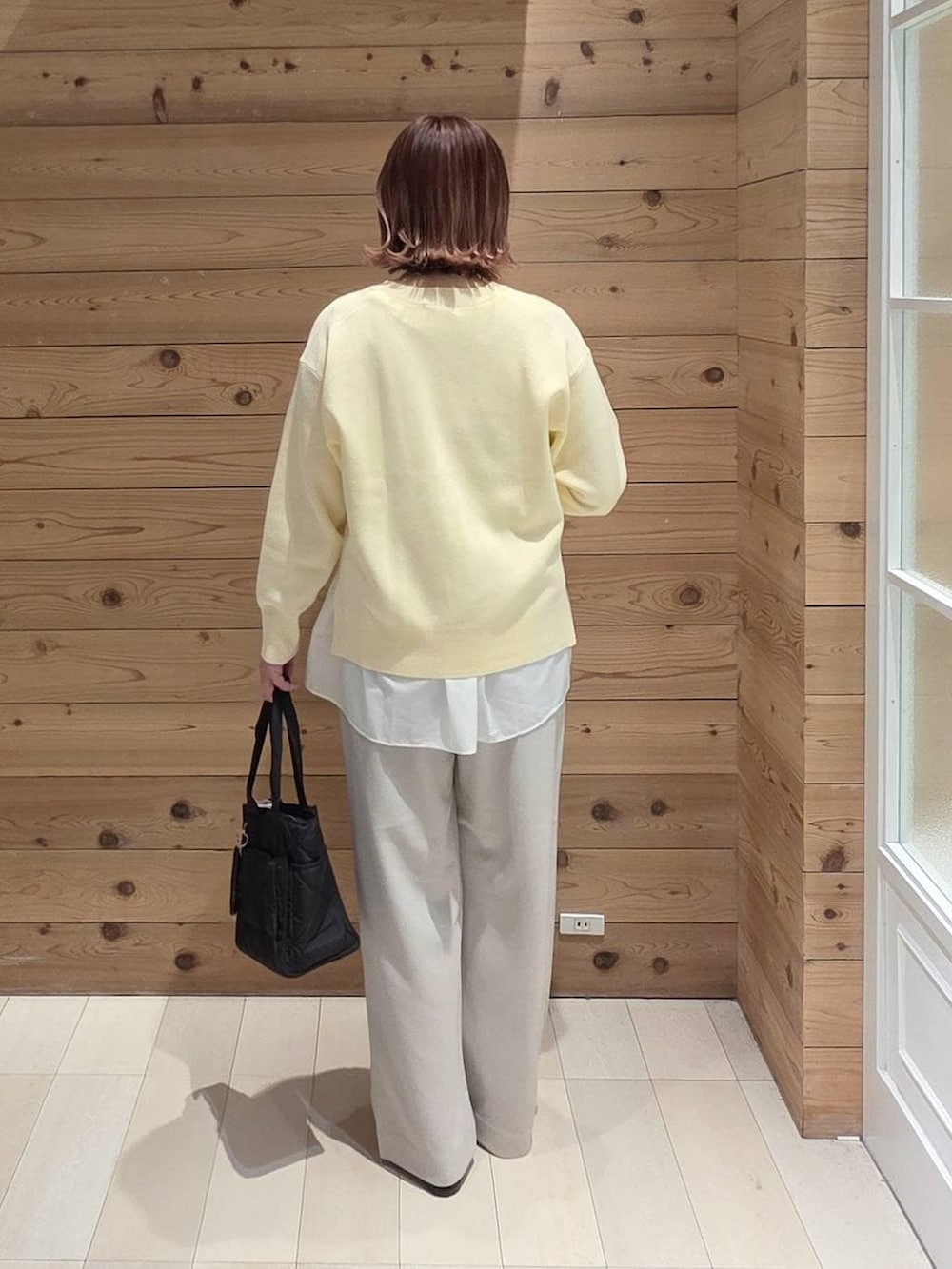 ブラック系のバレエシューズ、ブラック系のトートバッグ、グレー系のパーカーを着用したレディースの春コーディネートの3枚目の写真