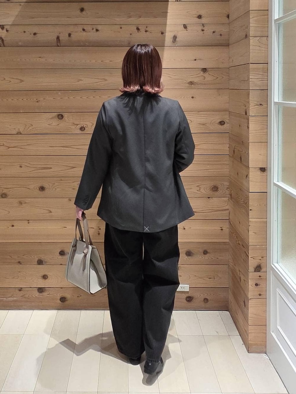 ブラック系のローファー、ホワイト系のショルダーバッグ、ホワイト系のニット/セーターを着用したレディースの冬コーディネートの3枚目の写真