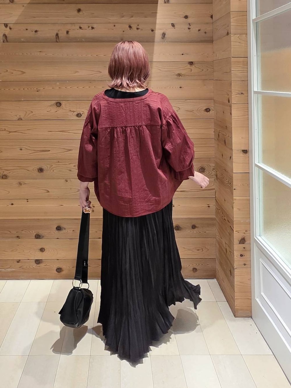 レッド系のシャツ/ブラウス、グレー系のスカート、ブラック系のバレエシューズを着用したレディースの夏コーディネートの3枚目の写真