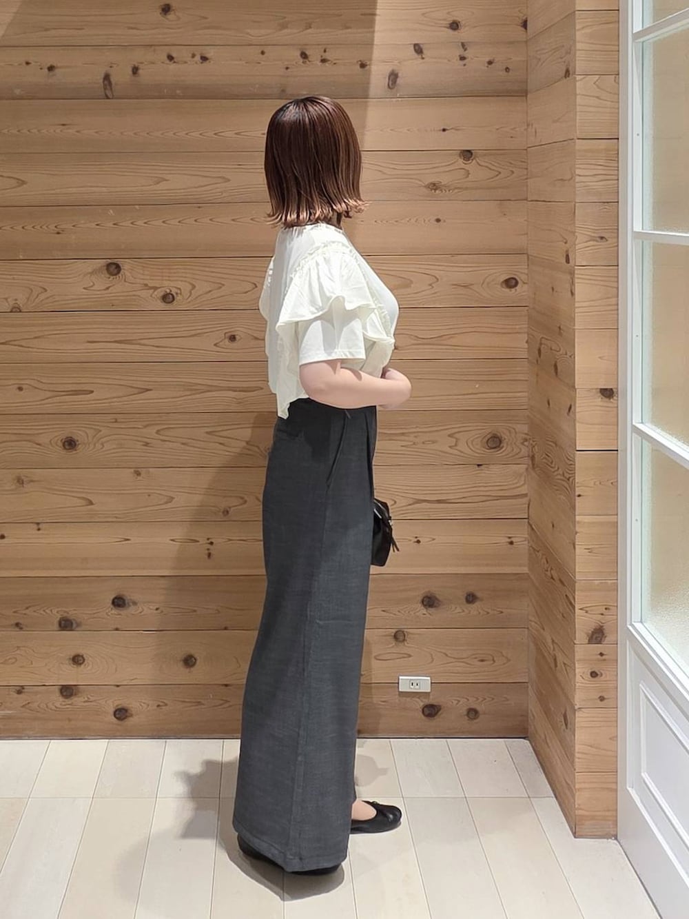 ブラック系のバレエシューズ、ブラック系のその他パンツ、ブラック系のボストンバッグを着用したレディースの夏コーディネートの2枚目の写真