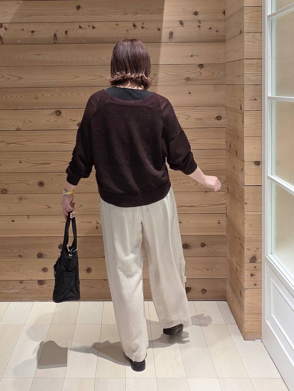 ブラック系のトートバッグ、ホワイト系のその他パンツ、ブラック系のタンクトップを着用したレディースの春コーディネートの3枚目の写真