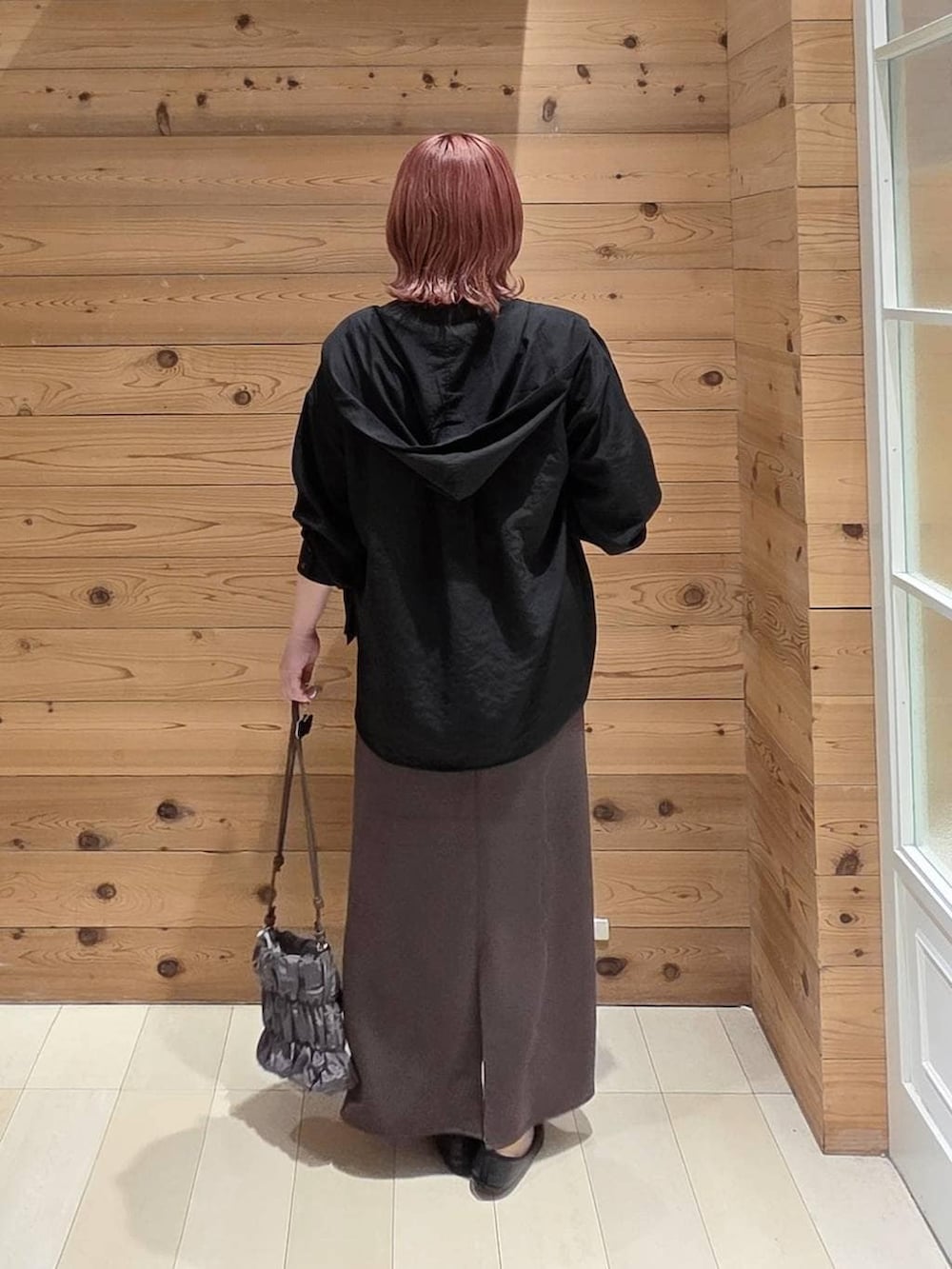 ブラック系のバレエシューズ、グレー系のTシャツ/カットソー、ブラック系のTシャツ/カットソーを着用したレディースの夏コーディネートの3枚目の写真