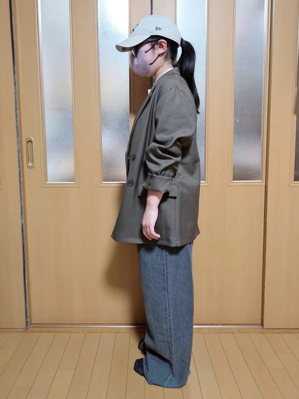 ホワイト系のニット/セーター、ブラック系のつなぎ/オールインワン、ブラウン系のテーラードジャケットを着用したキッズの春コーディネートの2枚目の写真