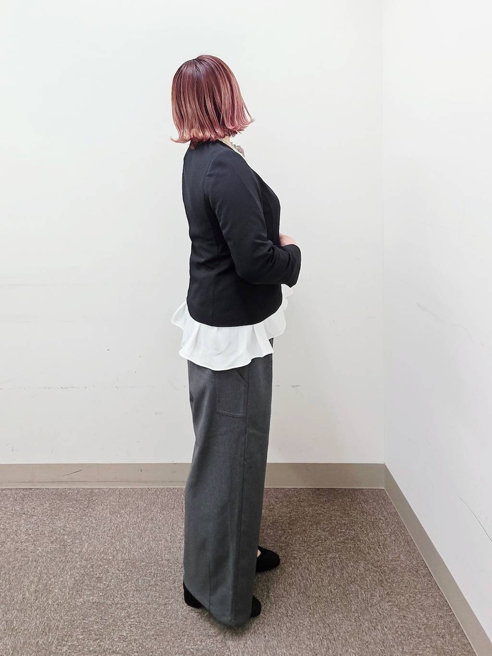 ブラック系のショルダーバッグ、ブラック系のパンプス、ブラック系のセットアップを着用したレディースの冬コーディネートの2枚目の写真