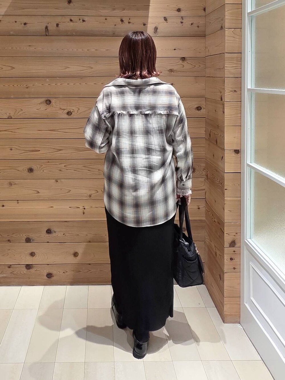 ブラック系のローファー、ブラック系のトートバッグ、ホワイト系のTシャツ/カットソーを着用したレディースの春コーディネートの3枚目の写真