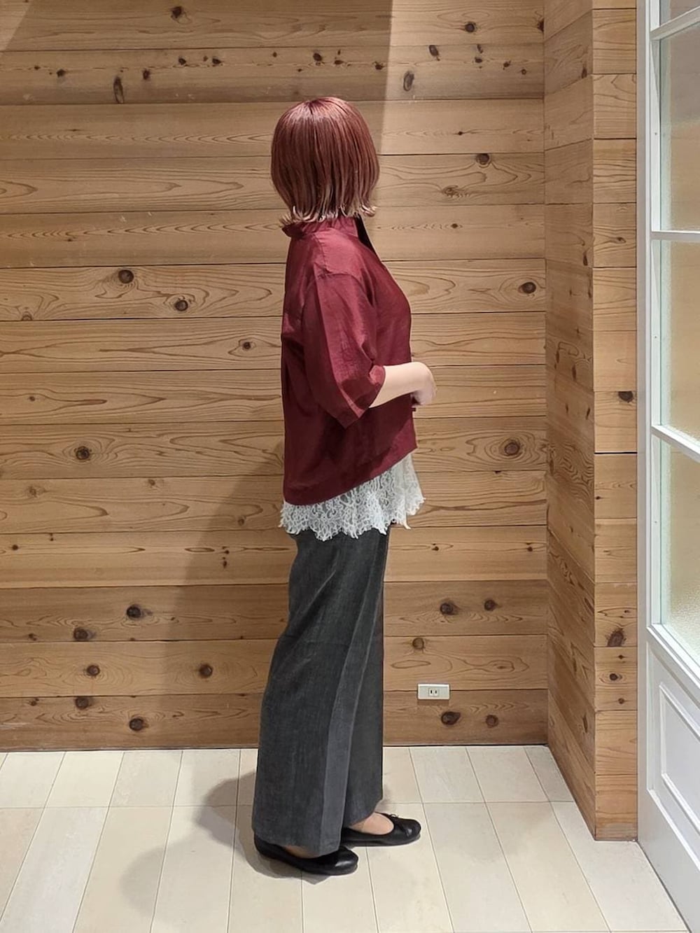 ブラック系のバレエシューズ、グレー系のその他パンツ、レッド系のシャツ/ブラウスを着用したレディースの夏コーディネートの2枚目の写真