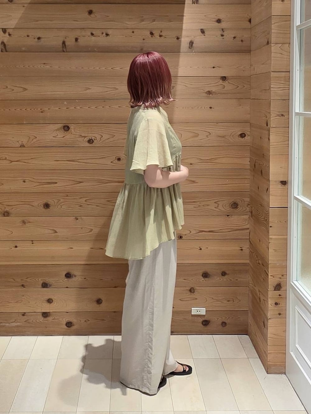 ベージュ系のその他パンツ、ブラック系のタンクトップ、ベージュ系のボディバッグ/ウエストポーチを着用したレディースの夏コーディネートの2枚目の写真