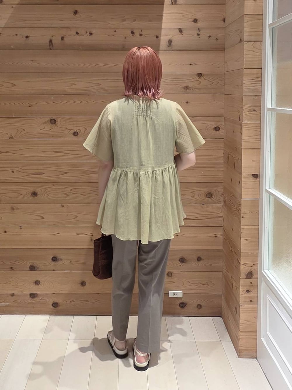 ブラウン系のその他パンツ、ブラック系のタンクトップ、ブラウン系のクラッチバッグを着用したレディースの夏コーディネートの3枚目の写真