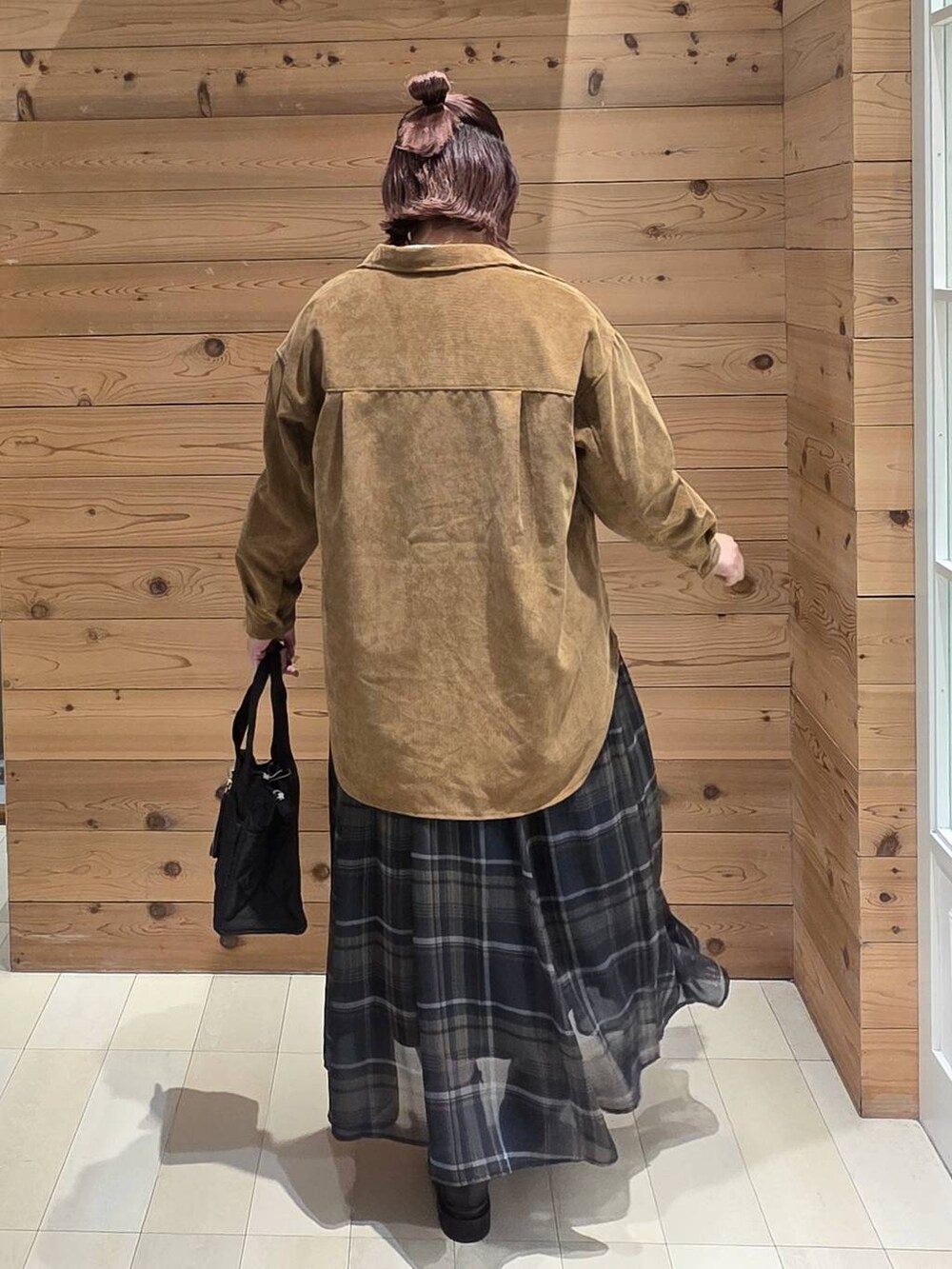 ブラック系のトートバッグ、イエロー系のシャツ/ブラウス、その他のスカートを着用したレディースの秋コーディネートの3枚目の写真