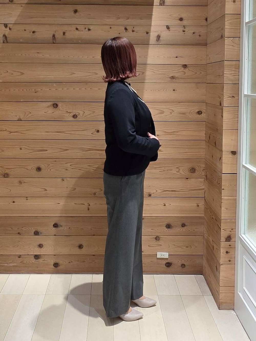 ホワイト系のショルダーバッグ、ホワイト系のパンプス、ブラック系のシャツ/ブラウスを着用したレディースの冬コーディネートの2枚目の写真