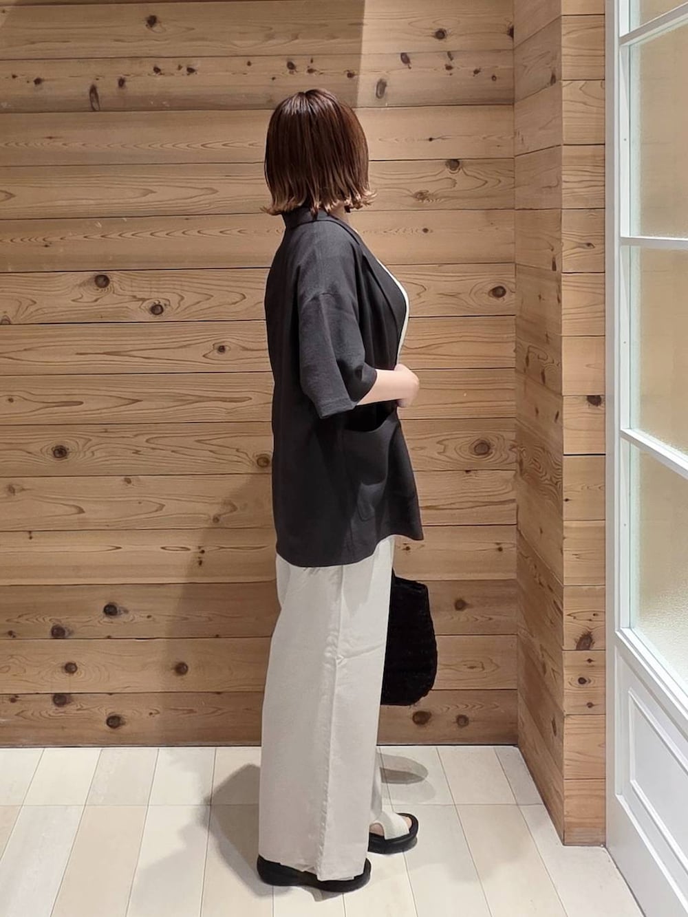 グレー系のテーラードジャケット、ベージュ系のその他パンツ、ホワイト系のTシャツ/カットソーを着用したレディースの夏コーディネートの2枚目の写真