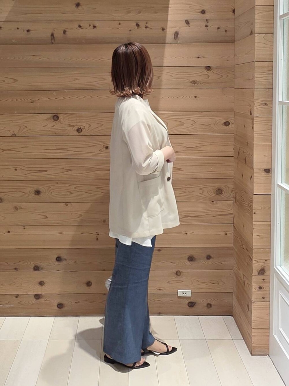 ブルー系のその他パンツ、ホワイト系のテーラードジャケット、ホワイト系のTシャツ/カットソーを着用したレディースの夏コーディネートの2枚目の写真