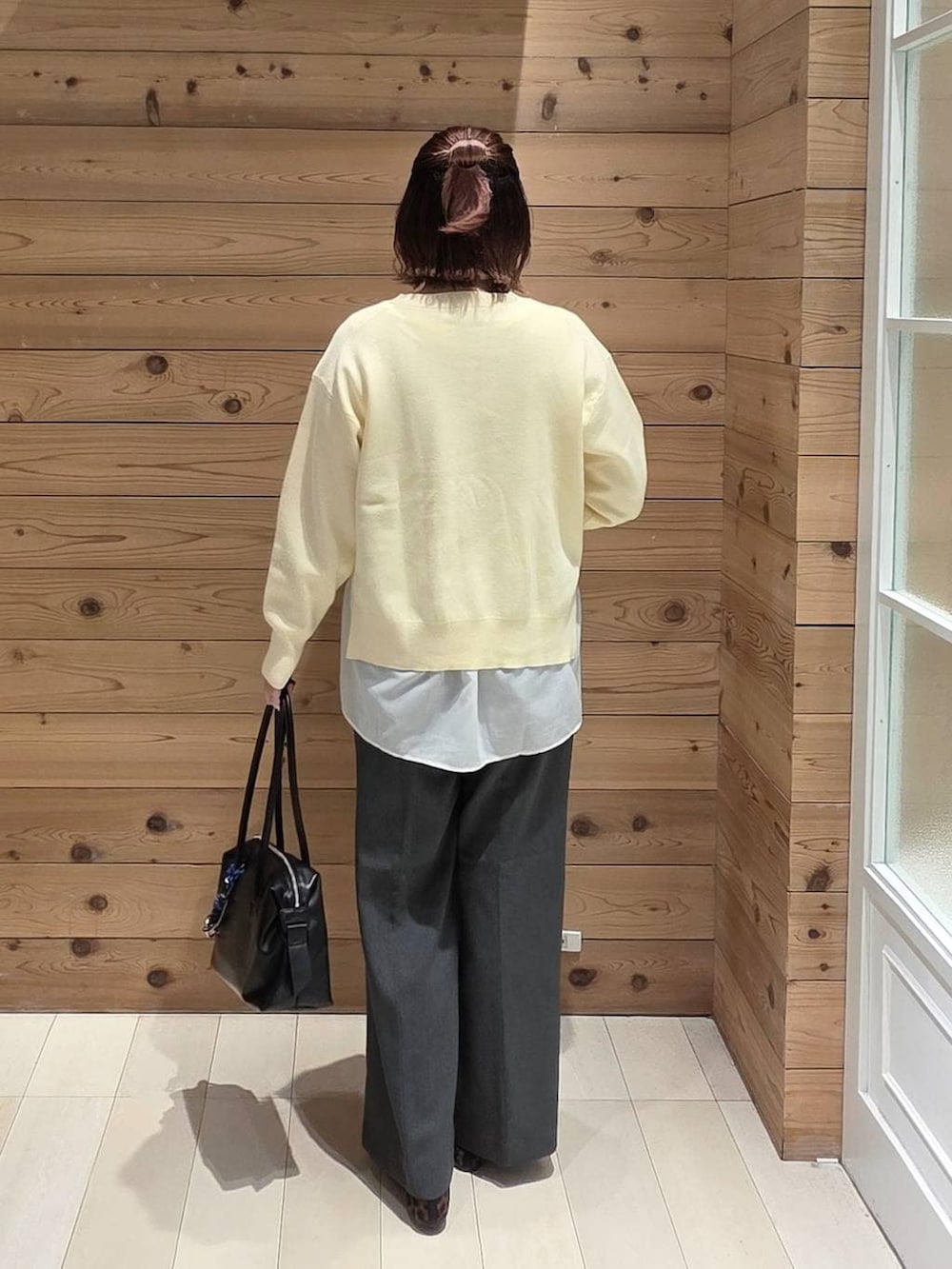 その他のバレエシューズ、ブラック系のボストンバッグ、グレー系のその他パンツを着用したレディースの春コーディネートの3枚目の写真