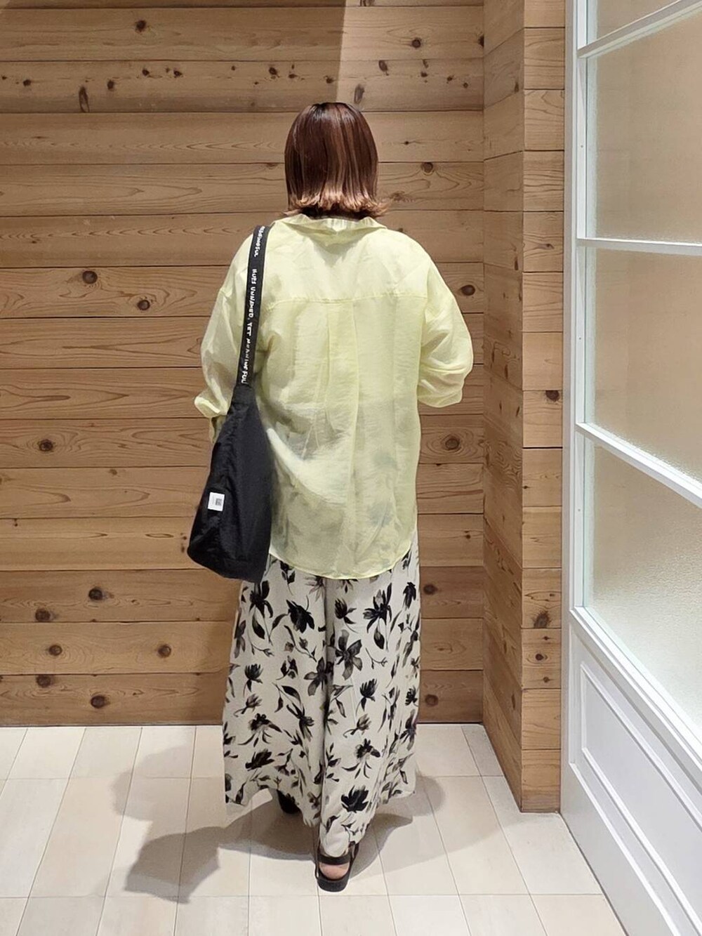 ホワイト系のその他パンツ、イエロー系のシャツ/ブラウス、ホワイト系のTシャツ/カットソーを着用したレディースの夏コーディネートの3枚目の写真