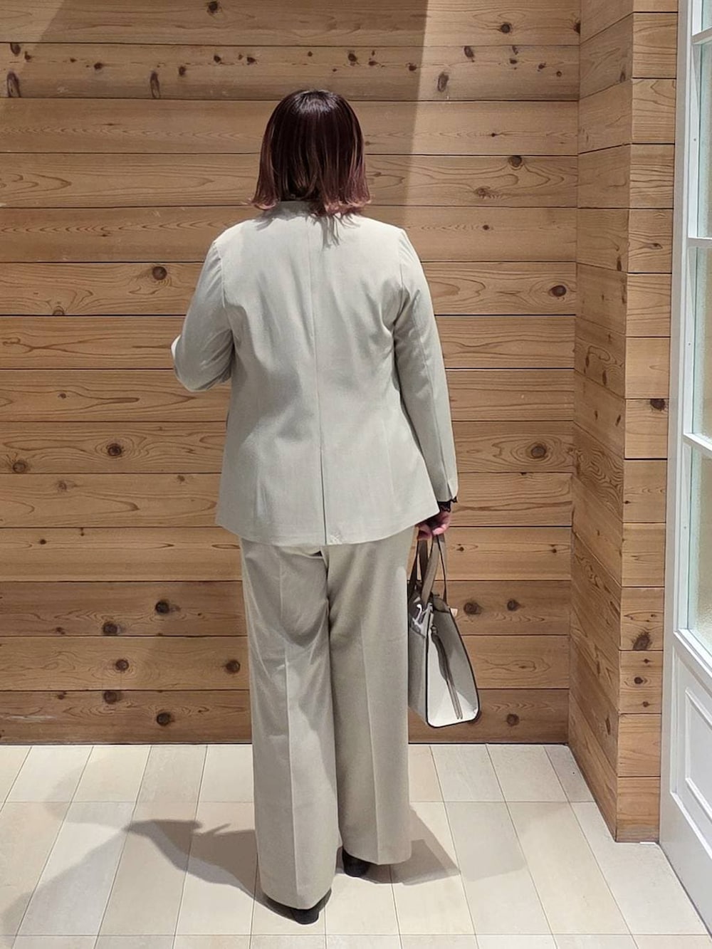 ブラック系のローファー、ホワイト系のショルダーバッグ、ブラック系のシャツ/ブラウスを着用したレディースの冬コーディネートの3枚目の写真