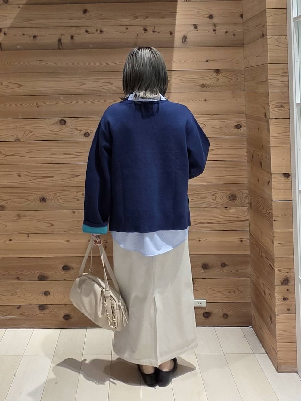 ブラック系のバレエシューズ、ブルー系のシャツ/ブラウス、ブルー系のニット/セーターを着用したレディースの秋コーディネートの3枚目の写真