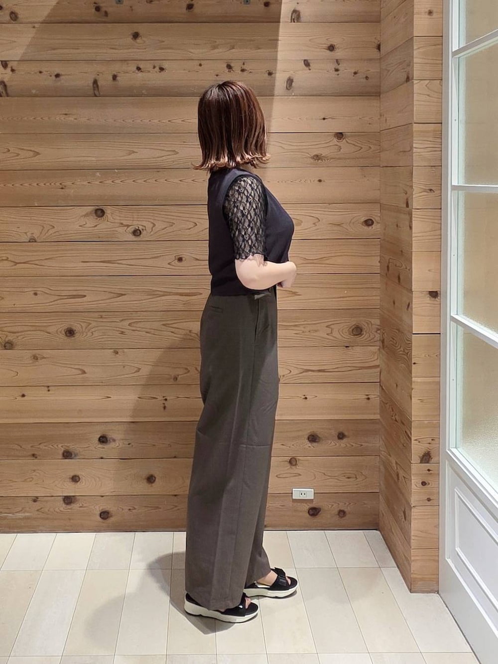 ブラウン系のその他パンツ、ブラック系のTシャツ/カットソー、ブラック系のサンダルを着用したレディースの夏コーディネートの2枚目の写真