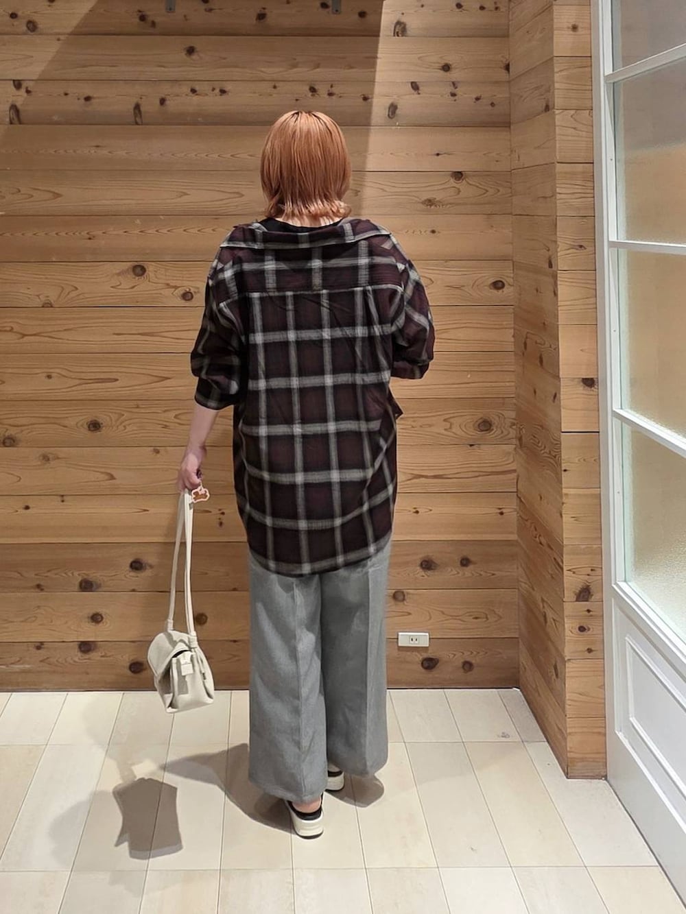 ベージュ系のショルダーバッグ、グレー系のその他パンツ、ブラック系のタンクトップを着用したレディースの夏コーディネートの3枚目の写真