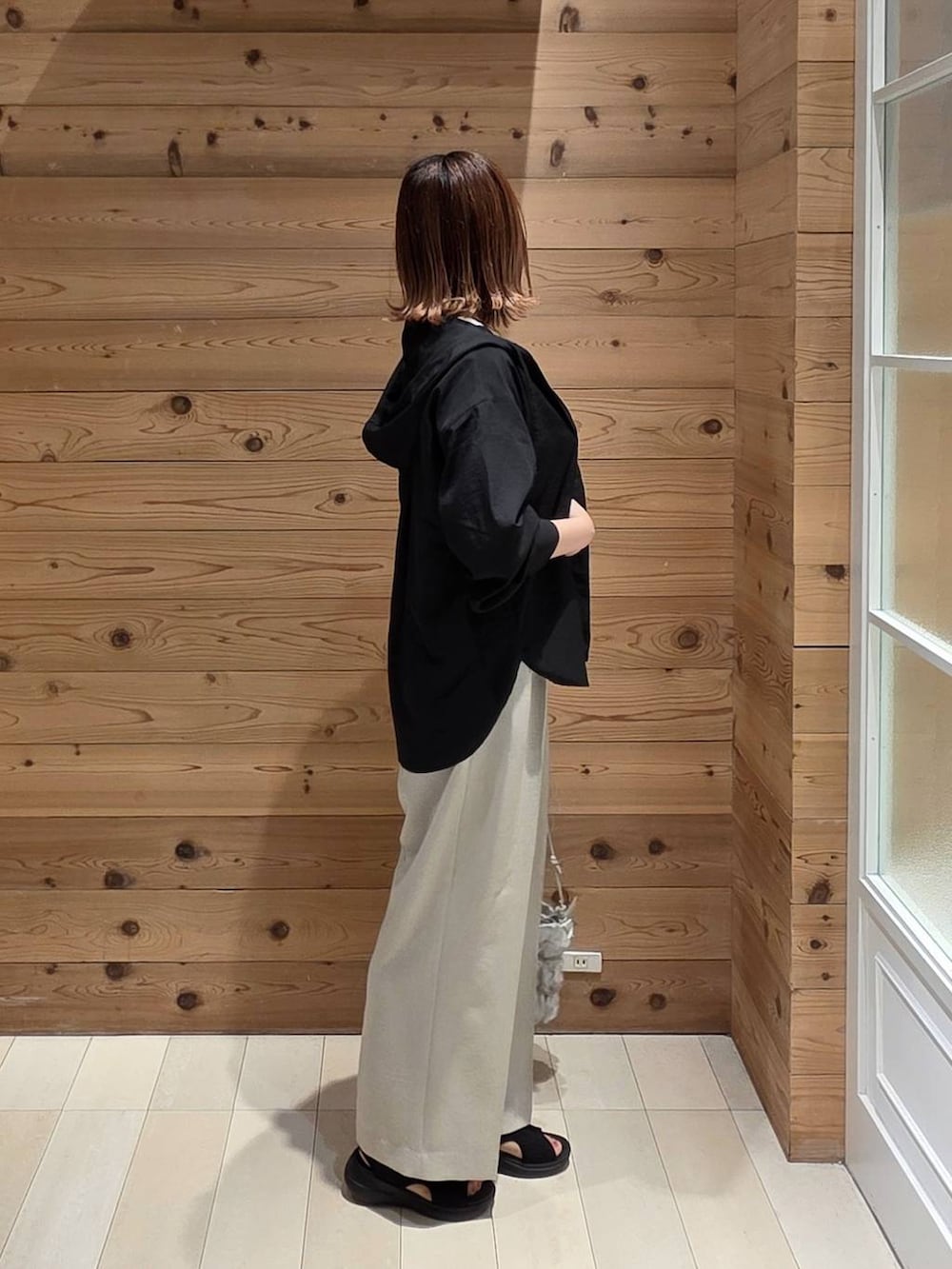 ベージュ系のその他パンツ、ブラック系のタンクトップ、ブラック系のTシャツ/カットソーを着用したレディースの夏コーディネートの2枚目の写真