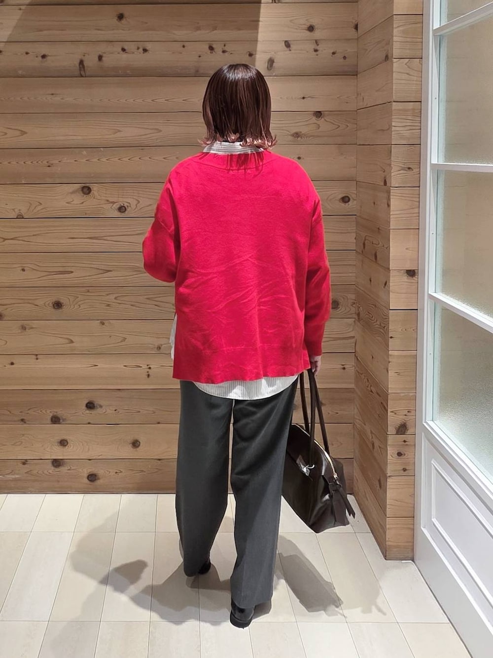 ブラック系のローファー、ブラウン系のボストンバッグ、その他のシャツ/ブラウスを着用したレディースの冬コーディネートの3枚目の写真