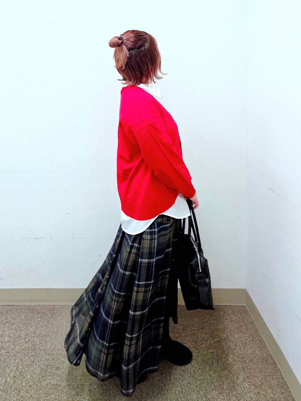 ブラック系のボストンバッグ、レッド系のカーディガン/ボレロ、ホワイト系のシャツ/ブラウスを着用したレディースの秋コーディネートの2枚目の写真