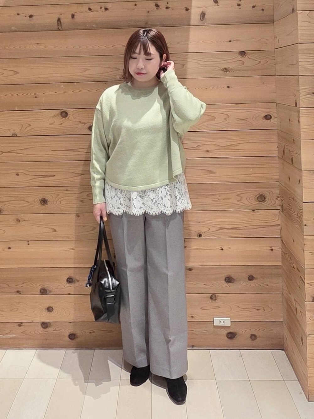 ブラック系のボストンバッグ、ブルー系のダウンジャケット/コート、グレー系のその他パンツを着用したレディースの冬コーディネートの4枚目の写真