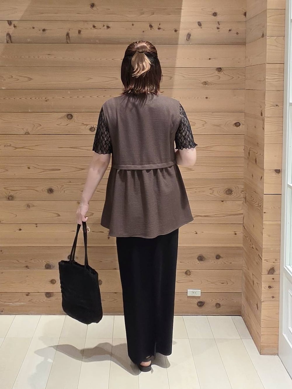 ブラウン系のベスト、ブラック系のタンクトップ、ブラック系のTシャツ/カットソーを着用したレディースの夏コーディネートの3枚目の写真