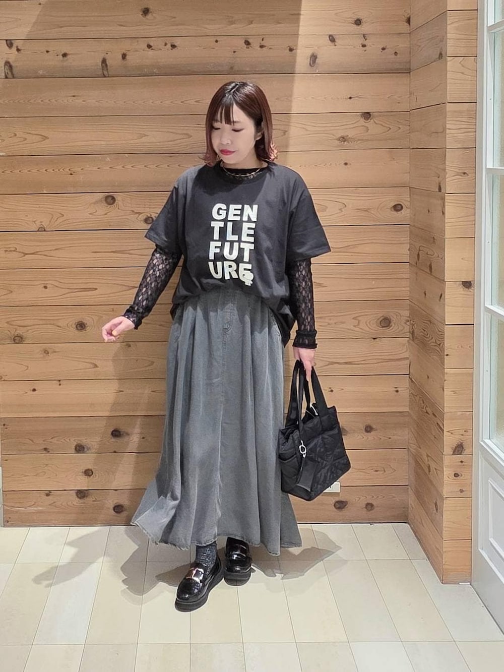 ブラック系のローファー、ブラック系のトートバッグ、ブラック系のTシャツ/カットソーを着用したレディースの春コーディネートの4枚目の写真