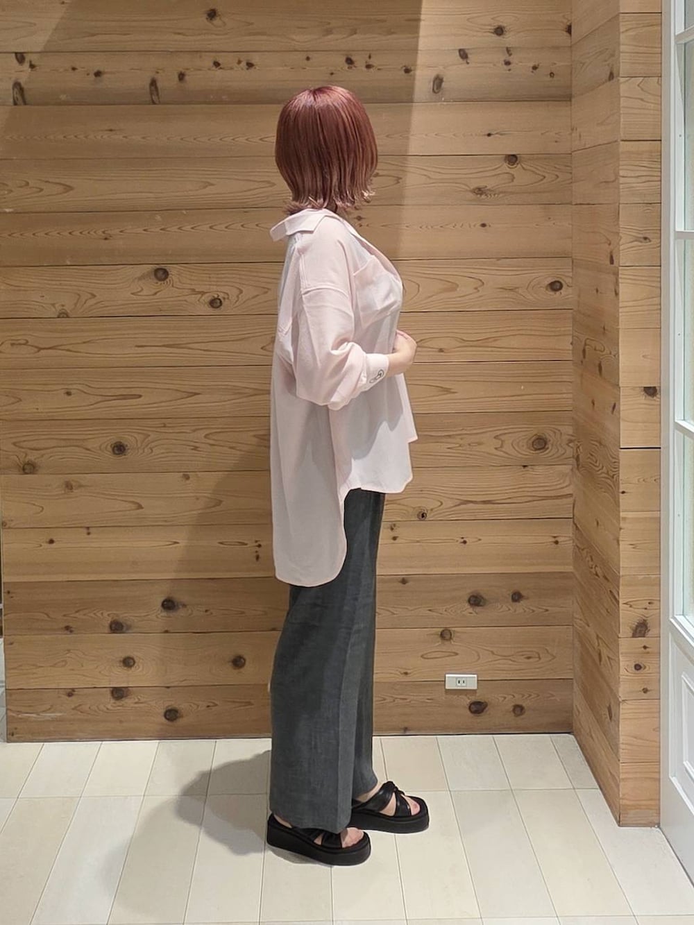 ブラック系のその他トップス、グレー系のその他パンツ、ブラック系のタンクトップを着用したレディースの夏コーディネートの2枚目の写真