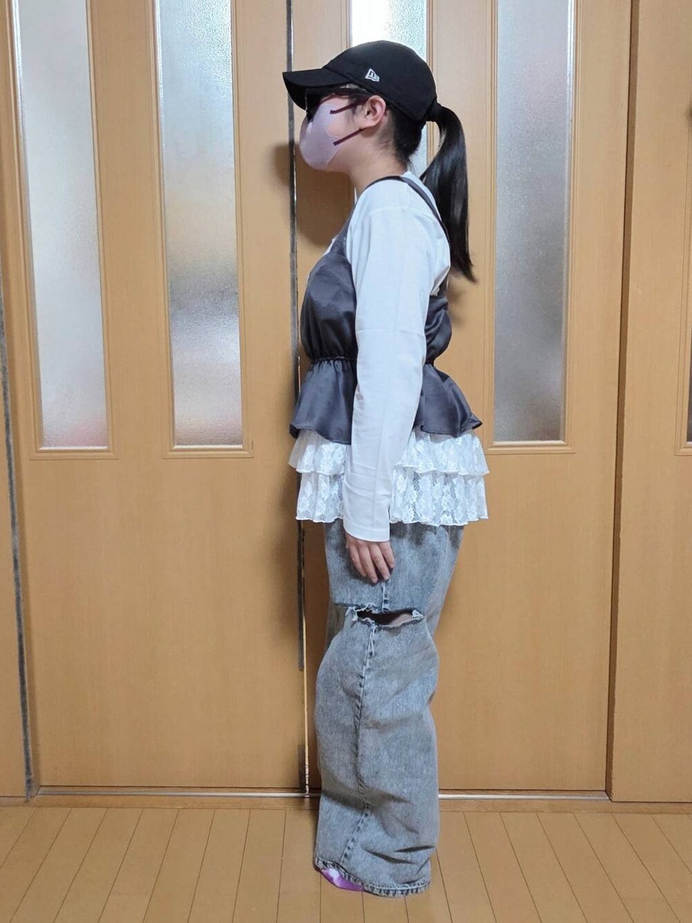 ブラック系のデニムパンツ、ホワイト系のニット/セーター、ホワイト系のスウェットを着用したキッズの秋コーディネートの2枚目の写真