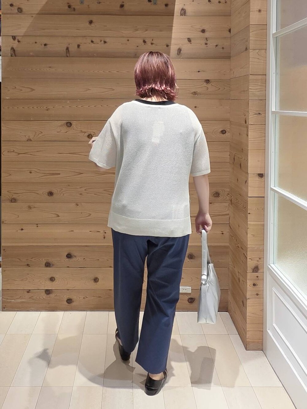 シルバー系のショルダーバッグ、ブルー系のその他パンツ、ブラック系のタンクトップを着用したレディースの夏コーディネートの3枚目の写真