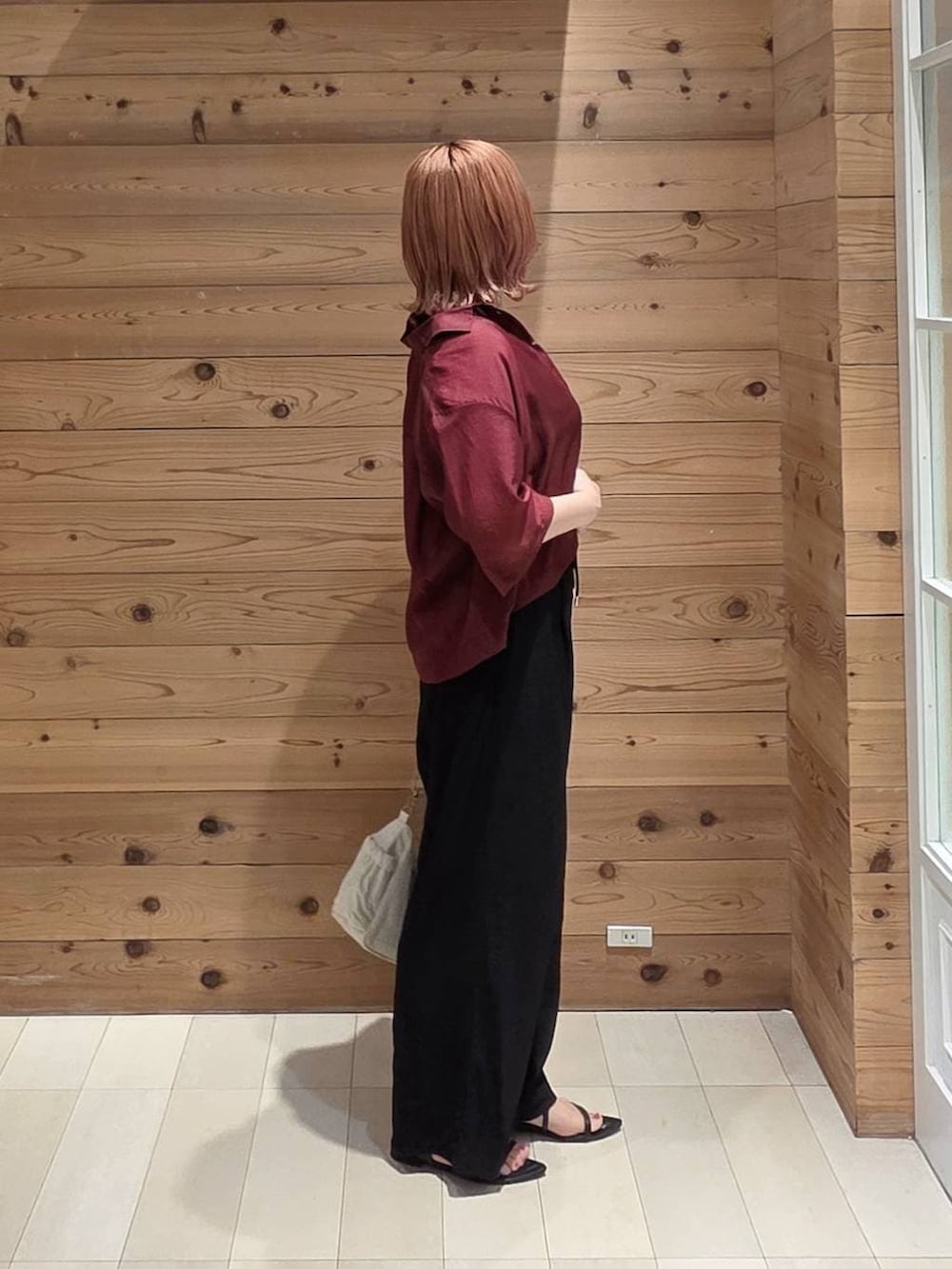 ホワイト系のショルダーバッグ、ブラック系のその他パンツ、レッド系のシャツ/ブラウスを着用したレディースの夏コーディネートの2枚目の写真