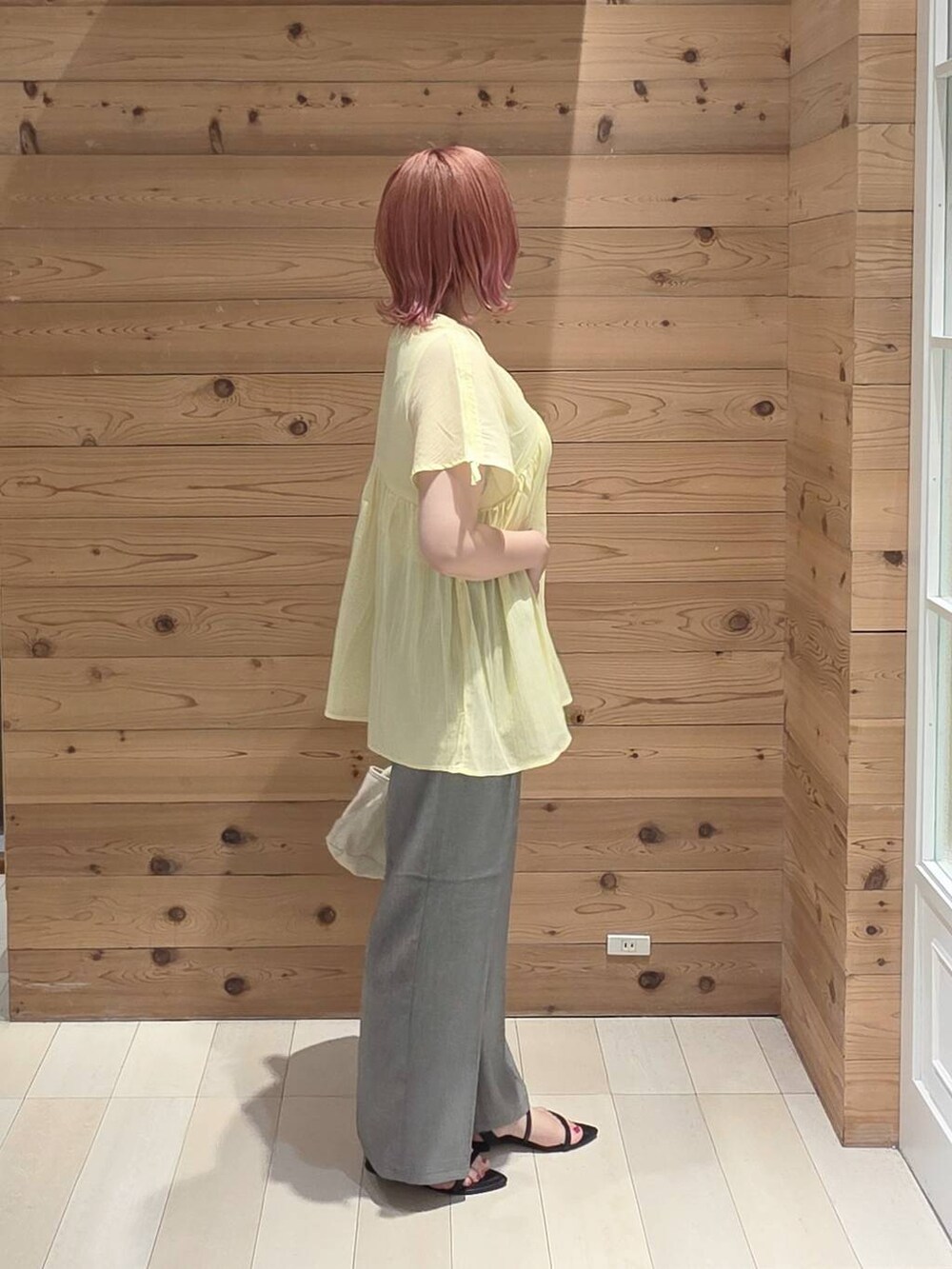 グレー系のその他パンツ、イエロー系のシャツ/ブラウス、ホワイト系のタンクトップを着用したレディースの夏コーディネートの2枚目の写真