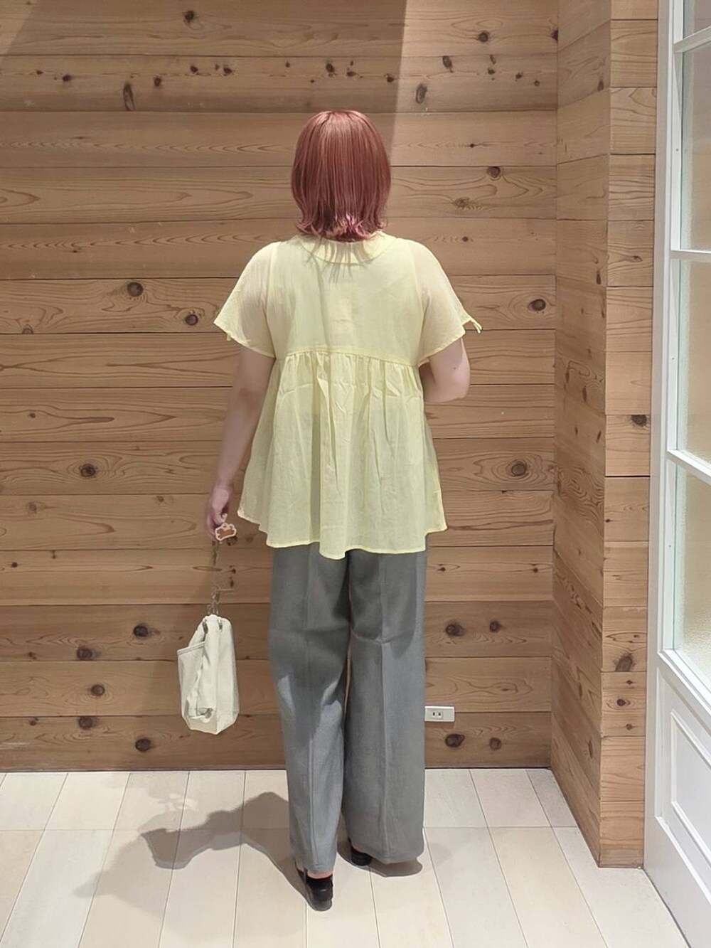 グレー系のその他パンツ、イエロー系のシャツ/ブラウス、ホワイト系のタンクトップを着用したレディースの夏コーディネートの3枚目の写真