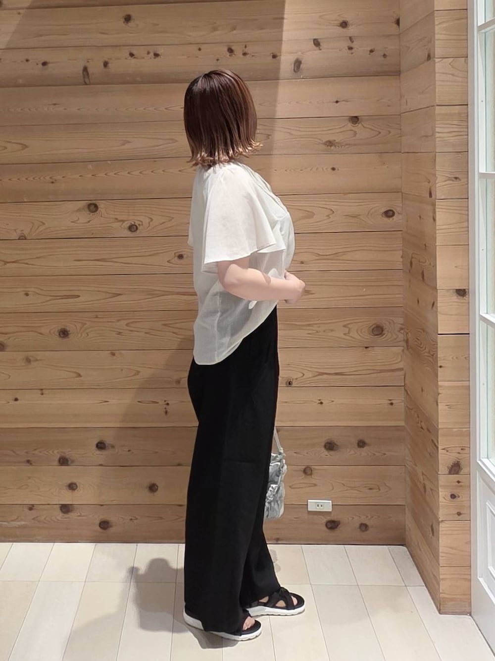 ベージュ系のシャツ/ブラウス、ブラック系のその他パンツ、ホワイト系のタンクトップを着用したレディースの夏コーディネートの2枚目の写真
