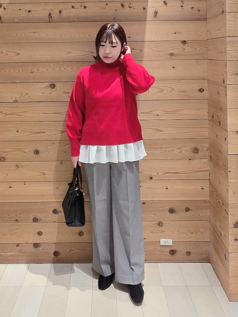 ブラック系のショルダーバッグ、グレー系のブルゾン、グレー系のその他パンツを着用したレディースの冬コーディネートの4枚目の写真