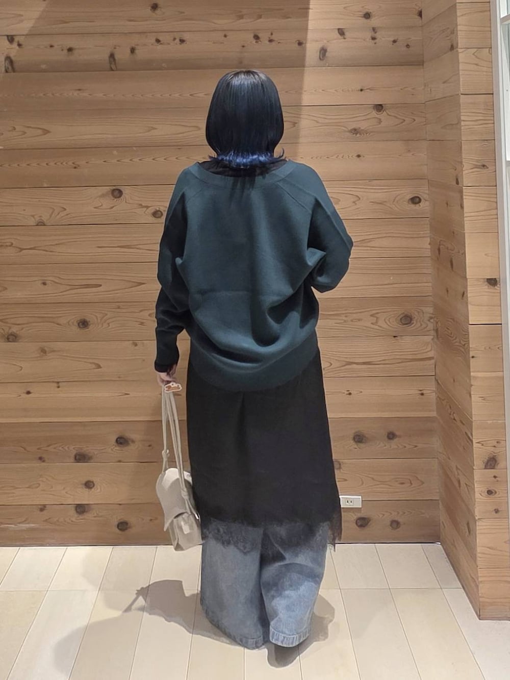 ブラック系のTシャツ/カットソー、ブラック系のバレエシューズ、ベージュ系のショルダーバッグを着用したレディースの秋コーディネートの3枚目の写真