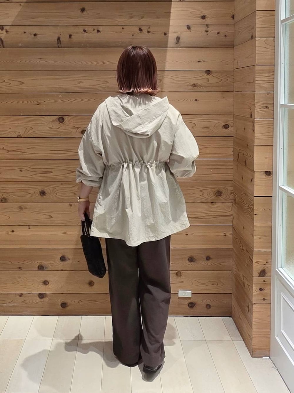 ブラック系のローファー、ベージュ系のパーカー、ブラウン系のその他パンツを着用したレディースの春コーディネートの3枚目の写真