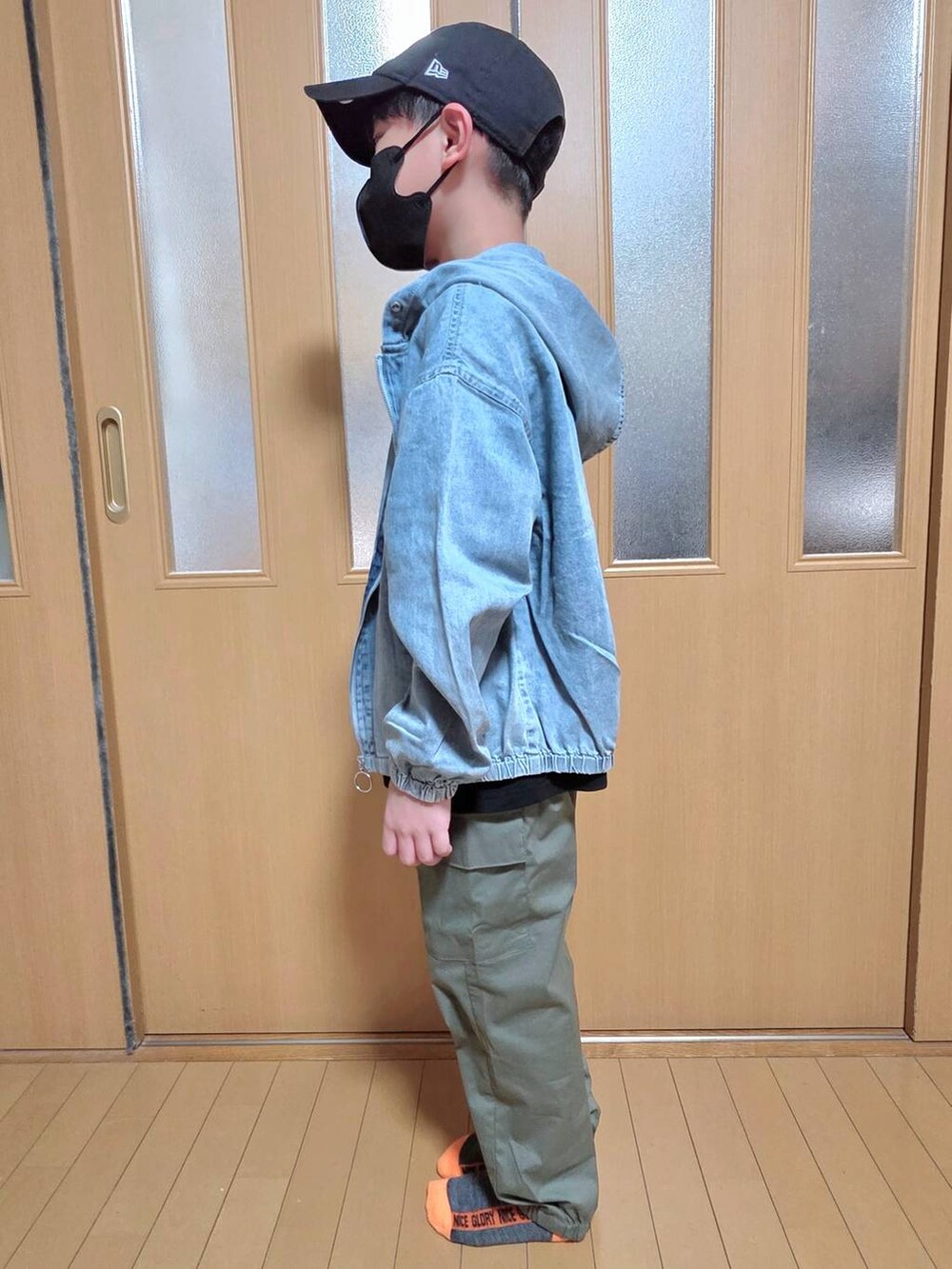 ブルー系のパーカー、グリーン系のカーゴパンツ、ブラック系のTシャツ/カットソーを着用したキッズの秋コーディネートの2枚目の写真