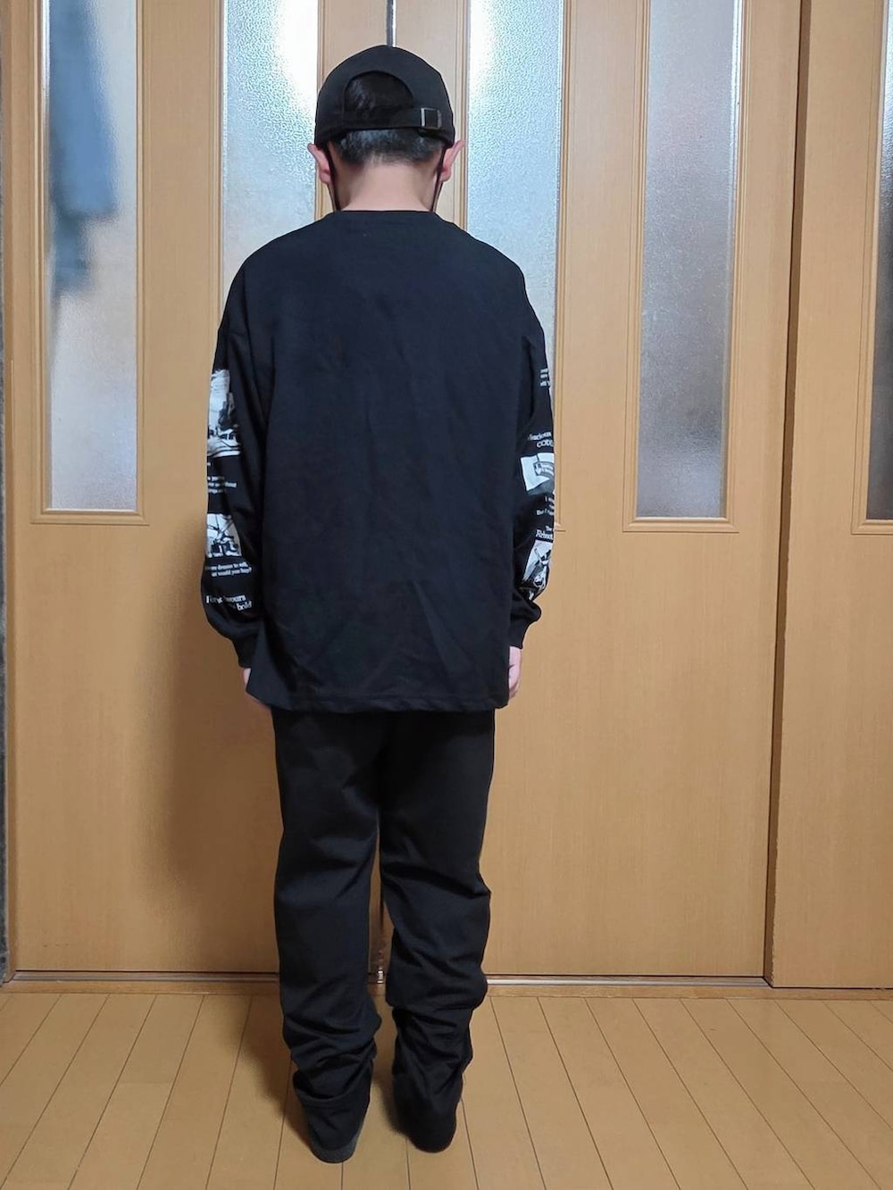 ブラック系のシャツ/ブラウス、ブラック系のキャップを着用したキッズの秋コーディネートの3枚目の写真