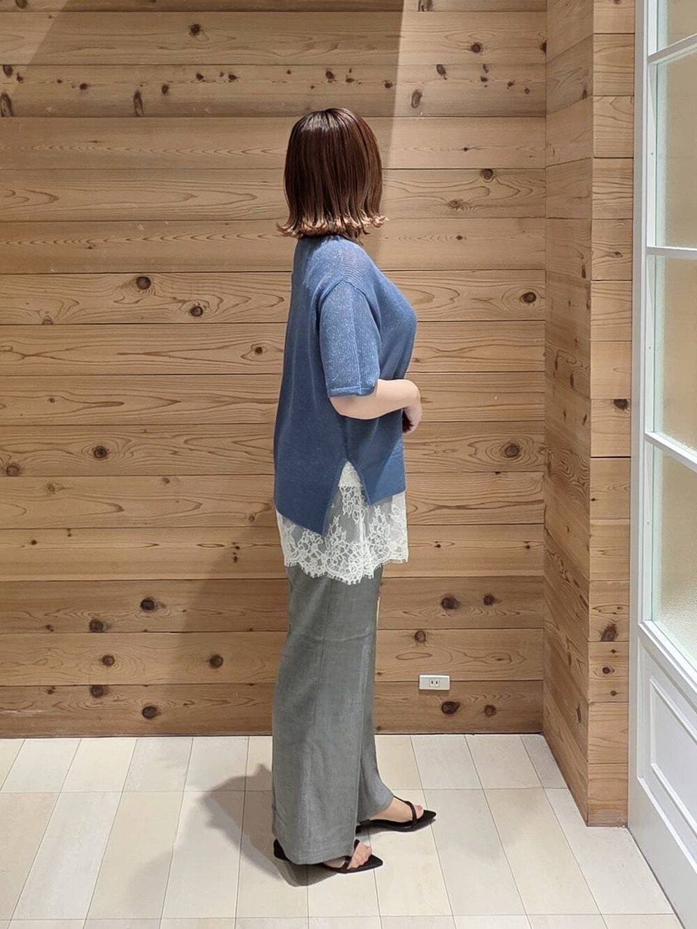 ホワイト系のハンドバッグ、グレー系のその他パンツ、ブラック系のタンクトップを着用したレディースの夏コーディネートの2枚目の写真