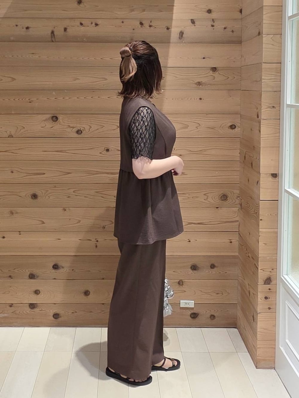 ブラウン系のベスト、ブラウン系のその他パンツ、ブラック系のタンクトップを着用したレディースの夏コーディネートの2枚目の写真