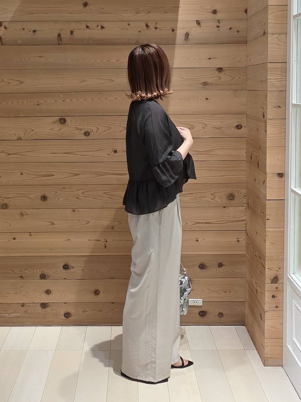 ベージュ系のその他パンツ、ホワイト系のタンクトップ、ブラック系のカーディガン/ボレロを着用したレディースの夏コーディネートの2枚目の写真