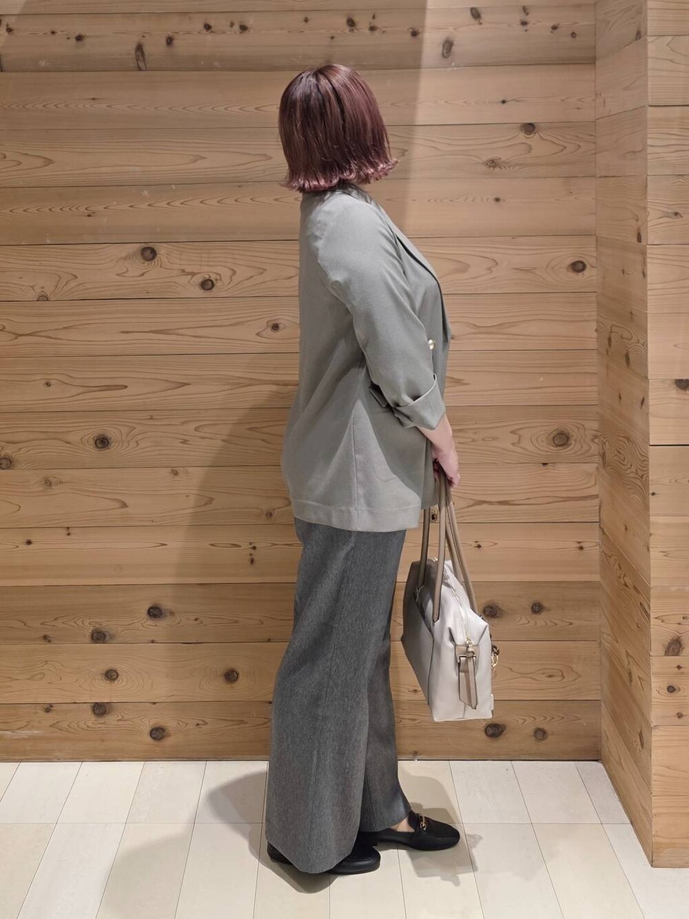 ブラック系のローファー、ホワイト系のボストンバッグ、ベージュ系のテーラードジャケットを着用したレディースの秋コーディネートの2枚目の写真