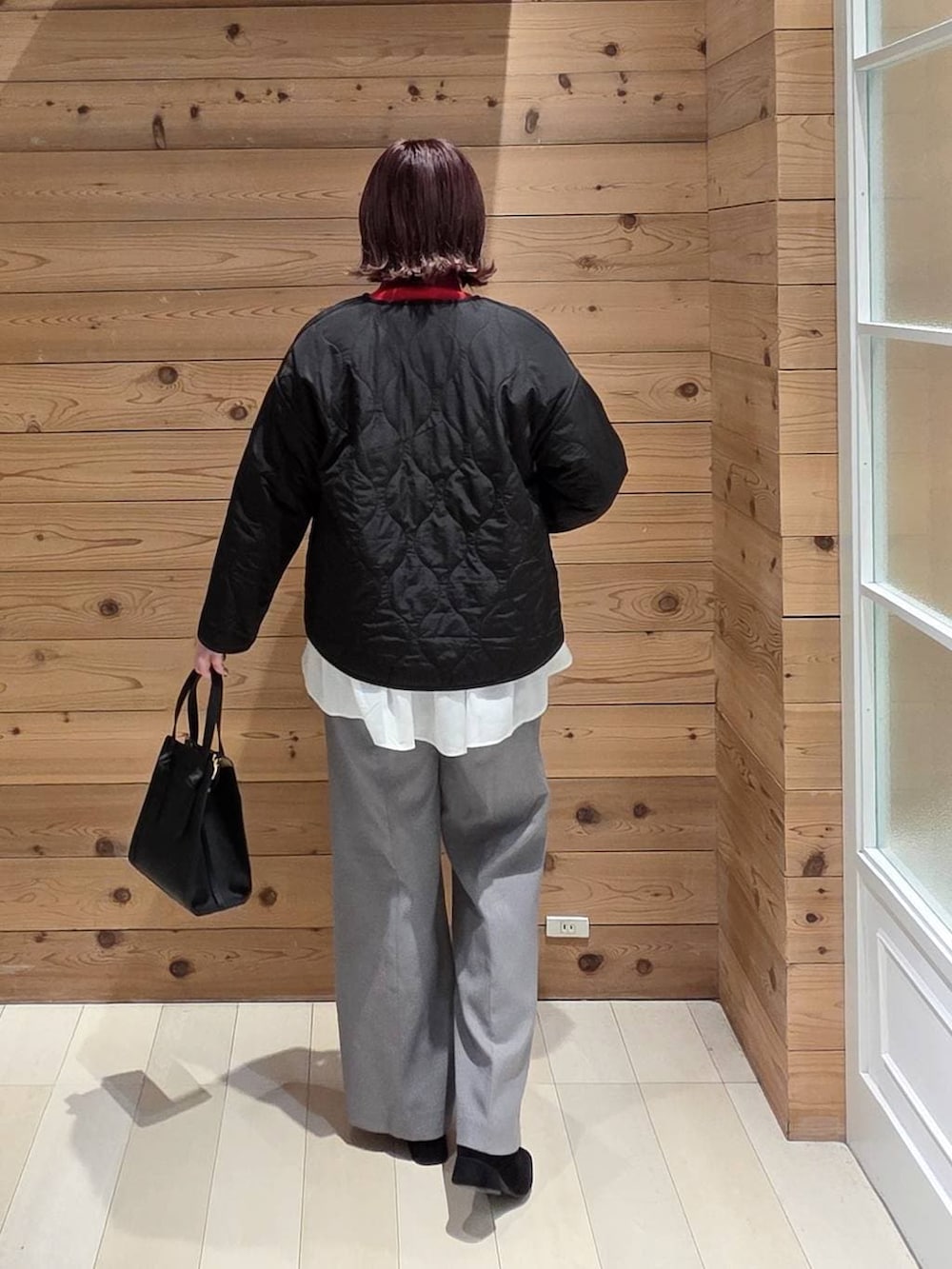 ブラック系のショルダーバッグ、グレー系のブルゾン、グレー系のその他パンツを着用したレディースの冬コーディネートの3枚目の写真