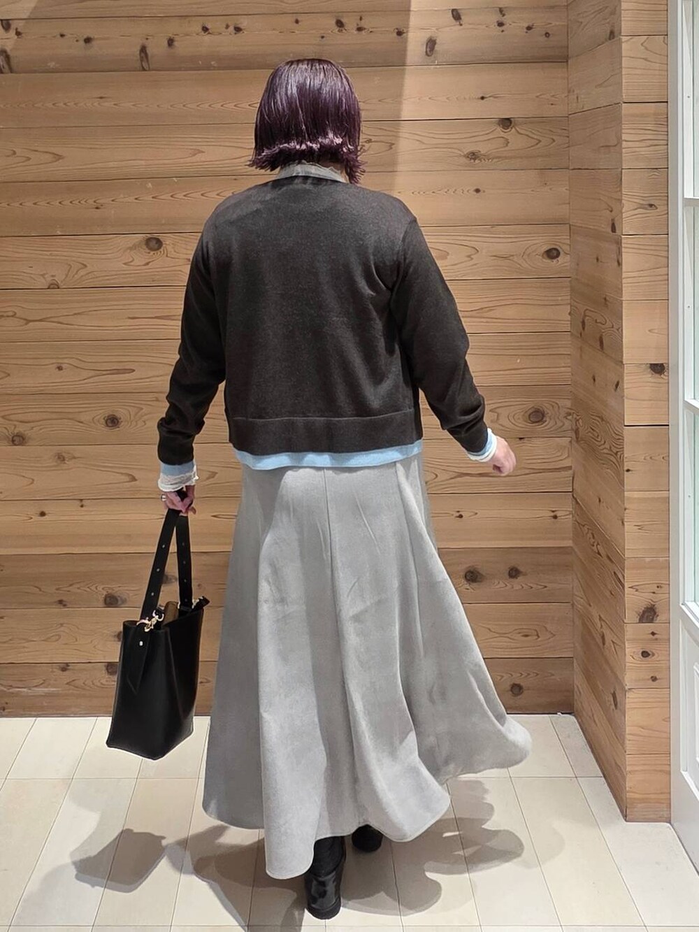 ブラック系のローファー、ブラック系のショルダーバッグ、ホワイト系のTシャツ/カットソーを着用したレディースの秋コーディネートの3枚目の写真