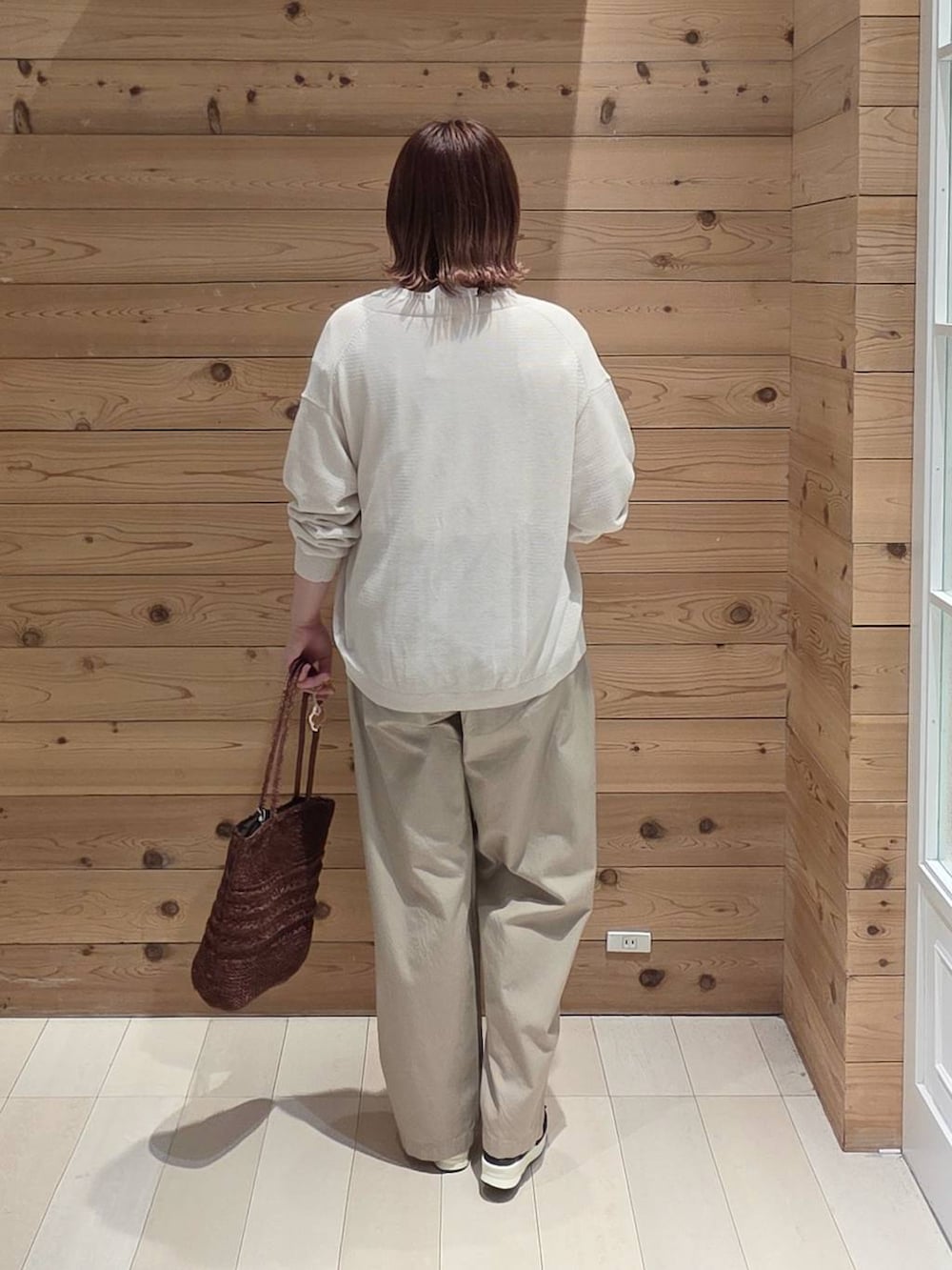 ホワイト系のTシャツ/カットソー、ベージュ系のその他パンツ、ホワイト系のカーディガン/ボレロを着用したレディースの春コーディネートの3枚目の写真