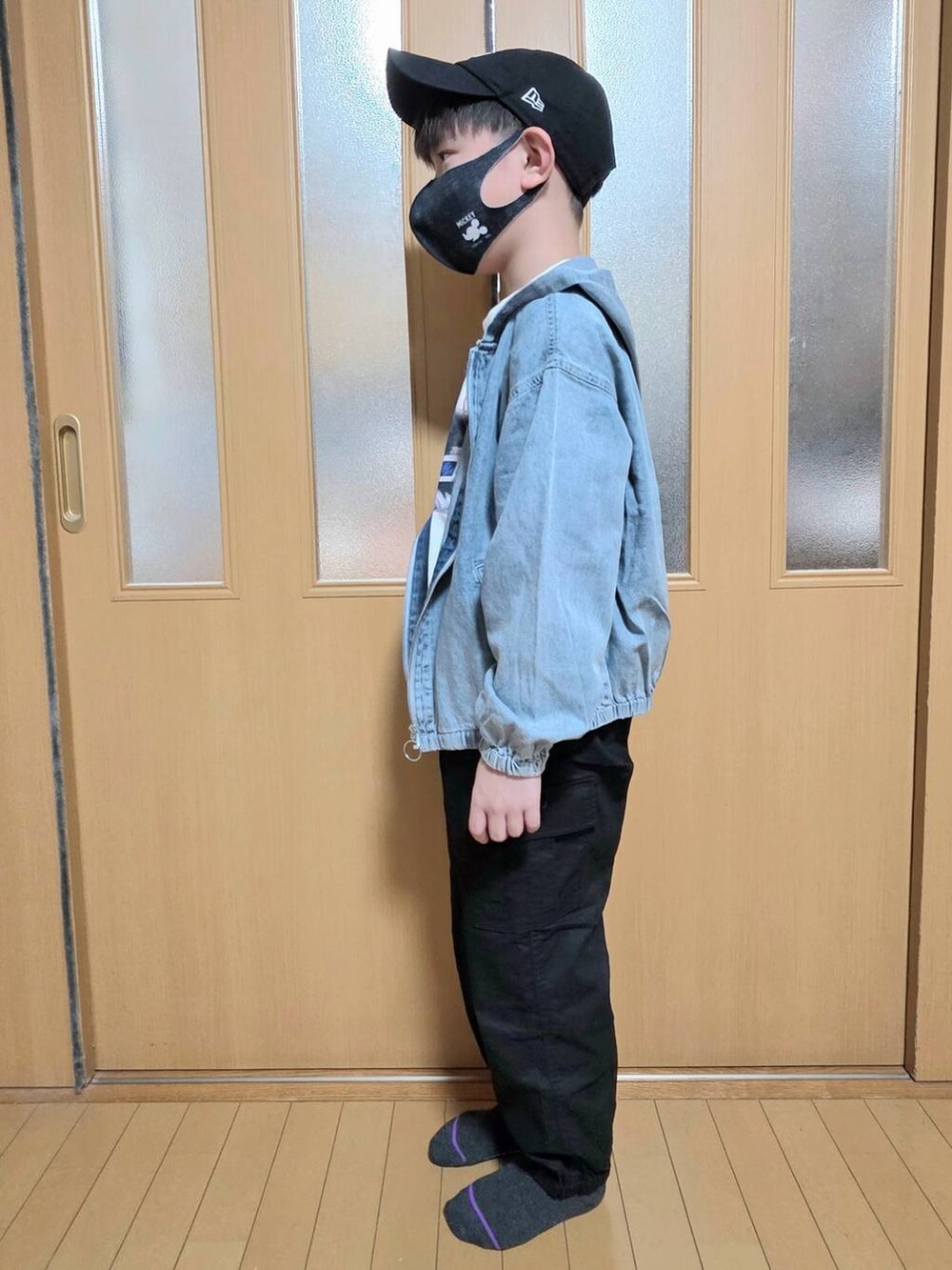 ブルー系のパーカー、ブラック系のカーゴパンツ、ホワイト系のTシャツ/カットソーを着用したキッズの秋コーディネートの2枚目の写真